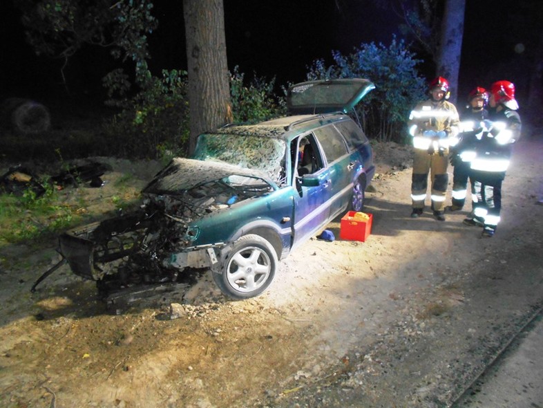 Elbląg, Uderzył w drzewo, trzy osoby zostały poszkodowane