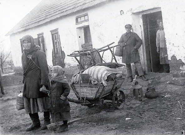 Elbląg, Kułacka rodzina wypędzana z domu podczas akcji rozkułaczania. Obwód doniecki, 1930 rok