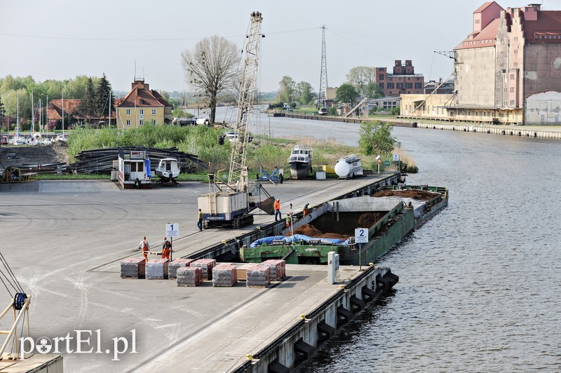 Elbląg, Rozładunek torfu w elbląskim porcie Elbląg, Rozładunek torfu w elbląskim porcie