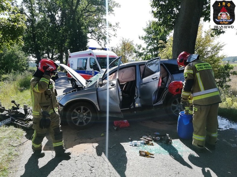 Elbląg, Uderzył bokiem samochodu w drzewo