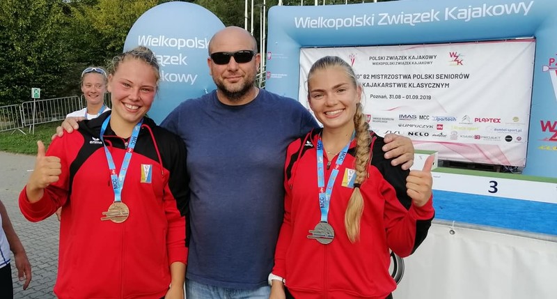 Elbląg, Kinga Jankowska (z lewej) i Marta Witkowska z trenerem Tomaszem Bartnickim (zdjęcie z fan page'a Marty Witkowskiej na Facebooku)