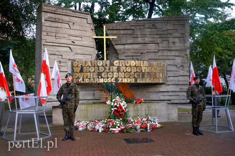 Elbląg, Uroczystości odbyły się pod pomnikiem Ofiar Grudnia 1970 Elbląg, Uroczystości odbyły się pod pomnikiem Ofiar Grudnia 1970