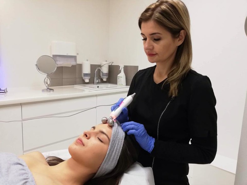 Magdalena Anikiej podczas wykonywana zabiegu