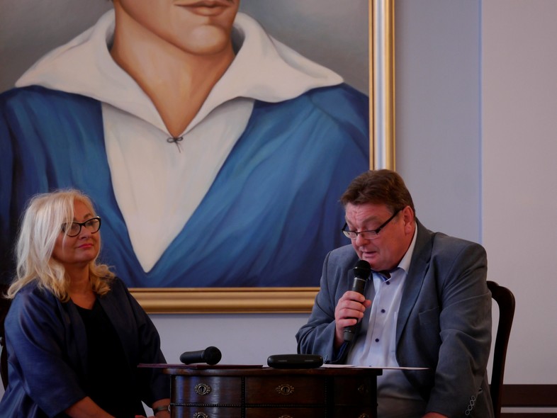 Elbląg, W I LO czytali prezydent Elbląga Witold Wróblewski i dyrektor Departamentu Edukacji Małgorzata Sowicka Elbląg, W I LO czytali prezydent Elbląga Witold Wróblewski i dyrektor Departamentu Edukacji Małgorzata Sowicka