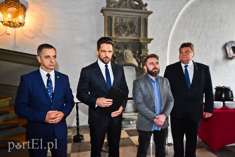 Elbląg, Piotr Cieśliński (drugi z lewej) proponuje budowę stacji napełniania wodorem w Elblągu Elbląg, Piotr Cieśliński (drugi z lewej) proponuje budowę stacji napełniania wodorem w Elblągu