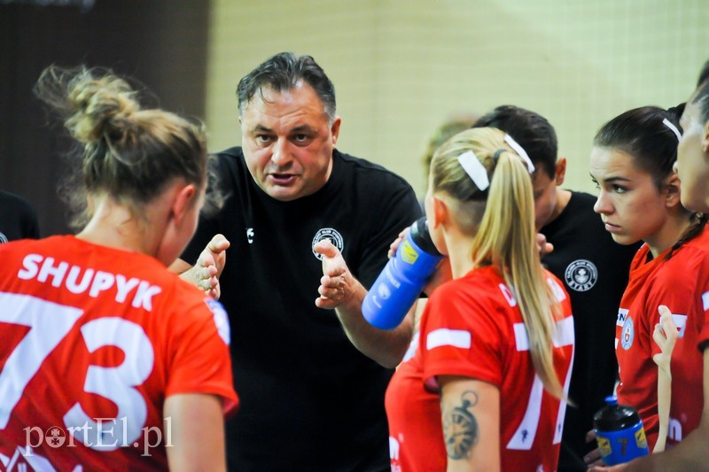 Elbląg, Andrzej Niewrzawa z zawodniczkami podczas jednej z przerw w grze Elbląg, Andrzej Niewrzawa z zawodniczkami podczas jednej z przerw w grze
