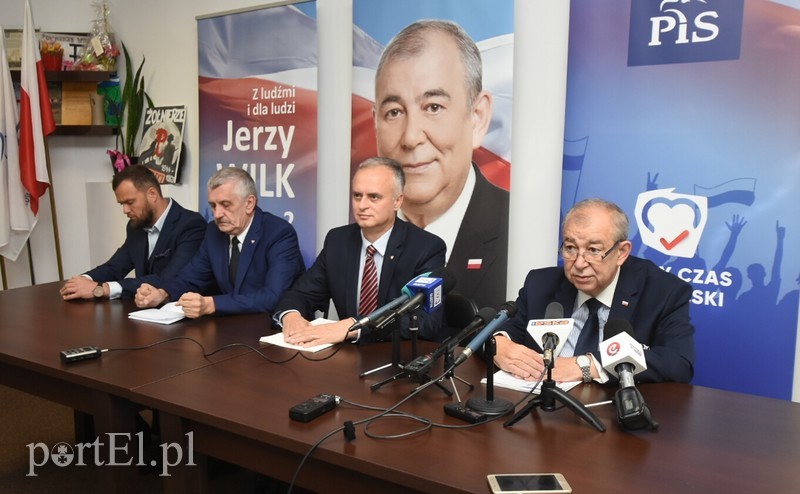 Elbląg, Poseł Jezry Wilk (z prawej) mówił o przeniesieniu dowództwa 16 PDZ do Olsztyna Elbląg, Poseł Jezry Wilk (z prawej) mówił o przeniesieniu dowództwa 16 PDZ do Olsztyna