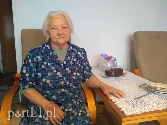 Elbląg, - Teraz nachodzą mnie obcy ludzie, bo mieszkanie zajął komornik. Ja już wolę umrzeć niż na to wszystko patrzeć - żali się 90-latka. Elbląg, - Teraz nachodzą mnie obcy ludzie, bo mieszkanie zajął komornik. Ja już wolę umrzeć niż na to wszystko patrzeć - żali się 90-latka.