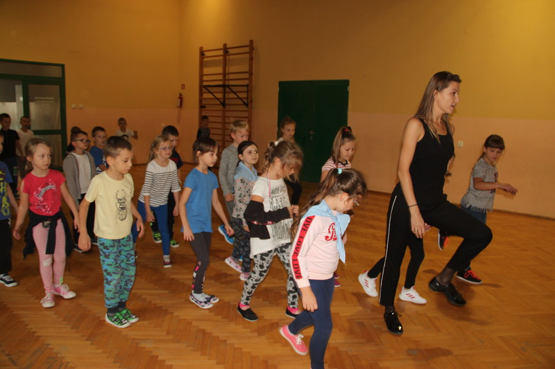 Elbląg, Uczniowie Szkoły Podstawowej nr 12 uczą się tańczyć