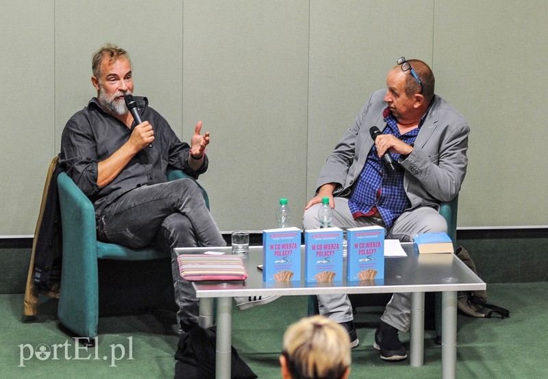 Elbląg, Tomasz Kwaśniewski (po lewej) i Jacek Nowiński podczas spotkania w Bibliotece Elbląskiej