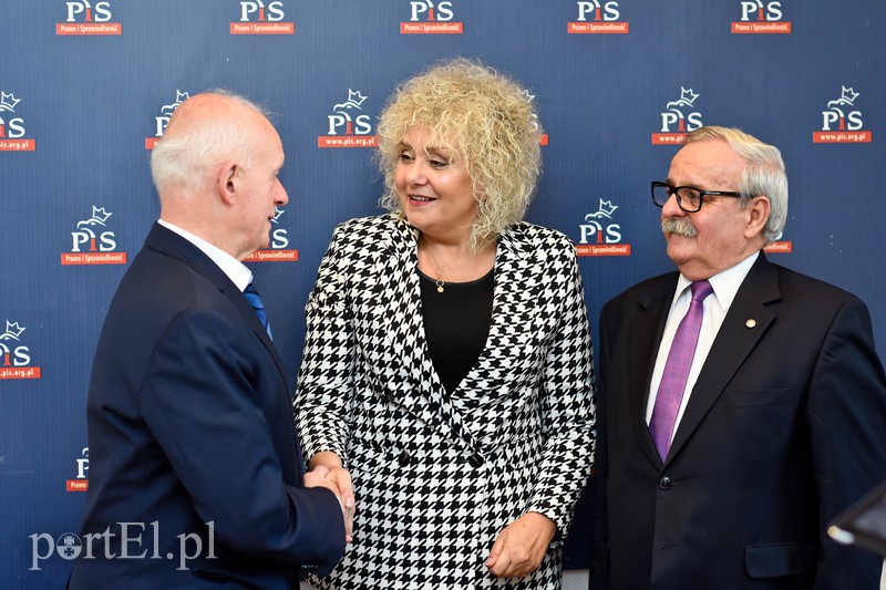 Elbląg, Dziś z poparciem dla Sławomira Sadowskiego przyjechała wicemarszałek Senatu Maria Koc (na zdj. również poseł PiS Leonard Krasulski, Elbląg, Dziś z poparciem dla Sławomira Sadowskiego przyjechała wicemarszałek Senatu Maria Koc (na zdj. również poseł PiS Leonard Krasulski,