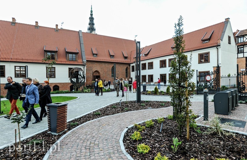 Elbląg, Nowy dziedziniec i pierwsi goście. Szkoda, że za zimno na czytanie pod chmurką Elbląg, Nowy dziedziniec i pierwsi goście. Szkoda, że za zimno na czytanie pod chmurką