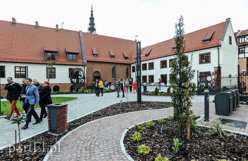 Elbląg, Nowy dziedziniec i pierwsi goście. Szkoda, że za zimno na czytanie pod chmurką