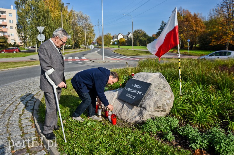 Elbląg, Dwie osoby złożyły kwiaty pod obeliskiem upamiętniającym obrońców Birczy Elbląg, Dwie osoby złożyły kwiaty pod obeliskiem upamiętniającym obrońców Birczy