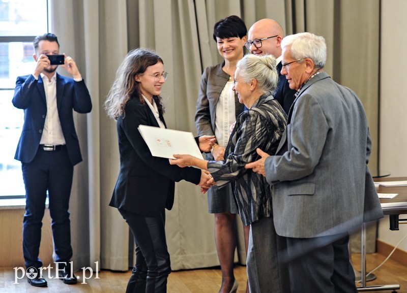 Elbląg, Lidia Czarnecka odbiera swoją umowę stypendialną