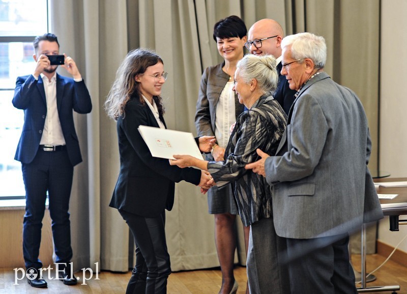 Elbląg, Lidia Czarnecka odbiera swoją umowę stypendialną Elbląg, Lidia Czarnecka odbiera swoją umowę stypendialną