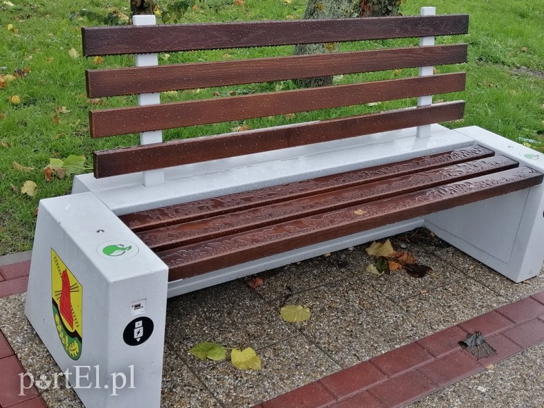Elbląg, W Gronowe Elbląskim można podladować telefon na ławce Elbląg, W Gronowe Elbląskim można podladować telefon na ławce