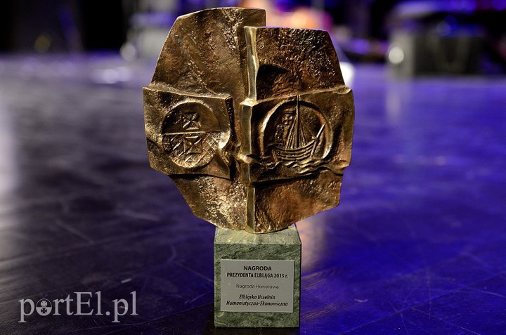 Elbląg, Laureaci nagród prezydenta otrzymują pamiątkowe statuetki