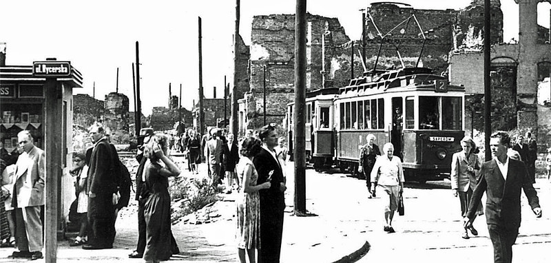 Elbląg, Tramwaj na ulicy Kowalskiej w morzu ruin, skrzyżowanie z Rycerską