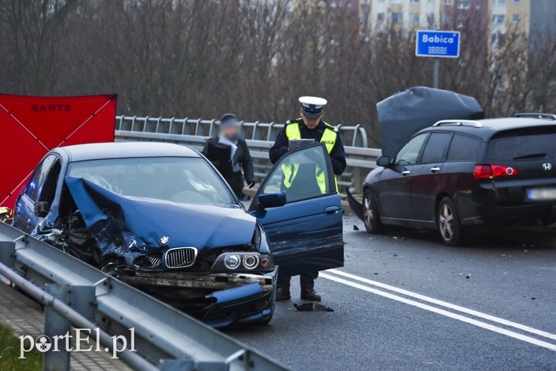 Elbląg, Kierujący BMW Jarosław B. wpadł w poślizg, uderzył w dwa auta i śmiertelnie potrącił 49-letniego mężczyznę