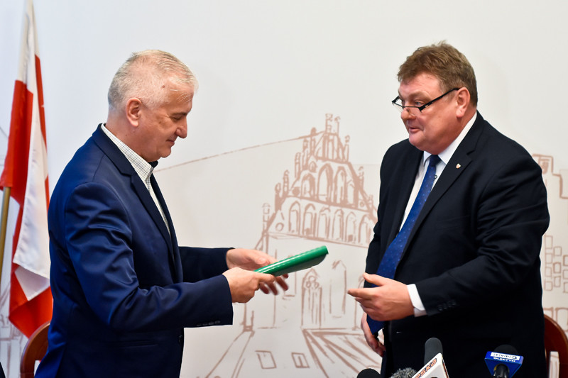 Elbląg, Witold Wróblewski przekazał Antoniemu Czyżykowi projekt budżetu na 2020 rok Elbląg, Witold Wróblewski przekazał Antoniemu Czyżykowi projekt budżetu na 2020 rok