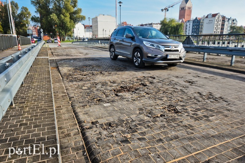 Elbląg, Nawierzchnia na tym moście ma zostać wymieniona, bo przegrywa z kołami samochodów Elbląg, Nawierzchnia na tym moście ma zostać wymieniona, bo przegrywa z kołami samochodów