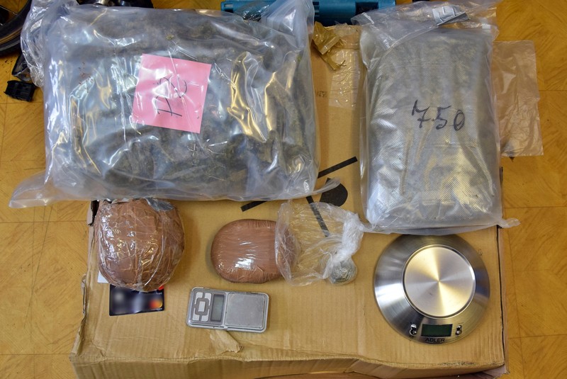 Elbląg, W mieszkaniu podejrzanego policjanci znaleźli 3 kg narkotyków