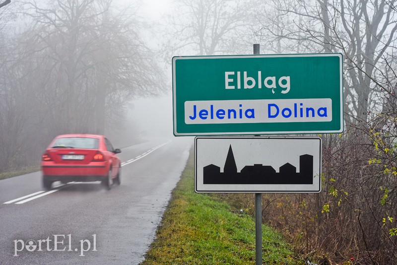 Elbląg, Teren zabudowany zaczyna się już w Jeleniej Dolinie i obowiązuje aż do miasta