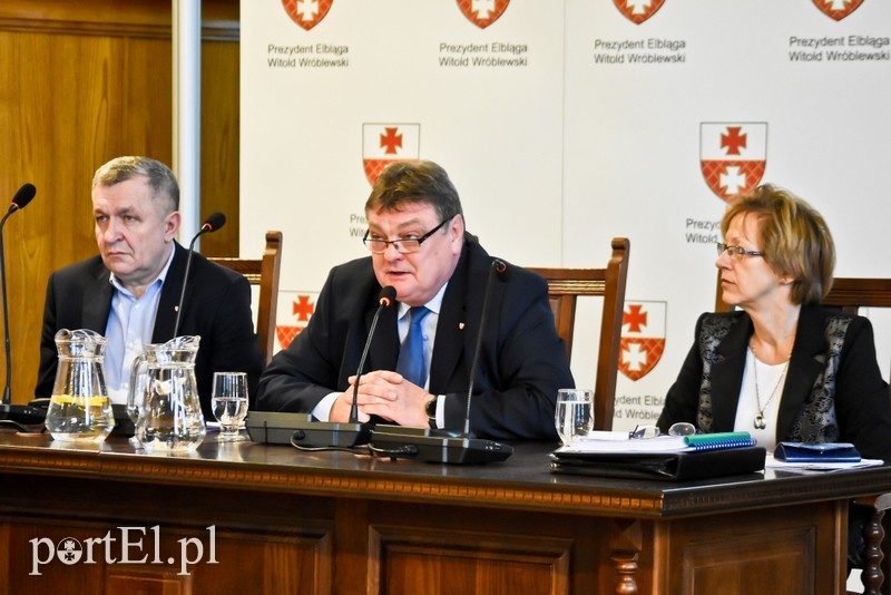 Elbląg, Prezydent Elblaga Witold Wróblewski (w środku) słuchał propozycji radnych
