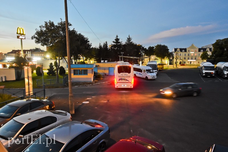 Elbląg, Ten teren nie jest drogą publiczną. Kierowcy muszą zachować ostrożność i stosować zasadę prawej strony Elbląg, Ten teren nie jest drogą publiczną. Kierowcy muszą zachować ostrożność i stosować zasadę prawej strony