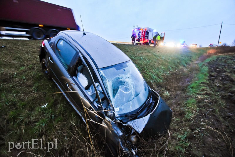 Elbląg, Wyprzedzała na zakręcie, skończyła w rowie i bez prawa jazdy