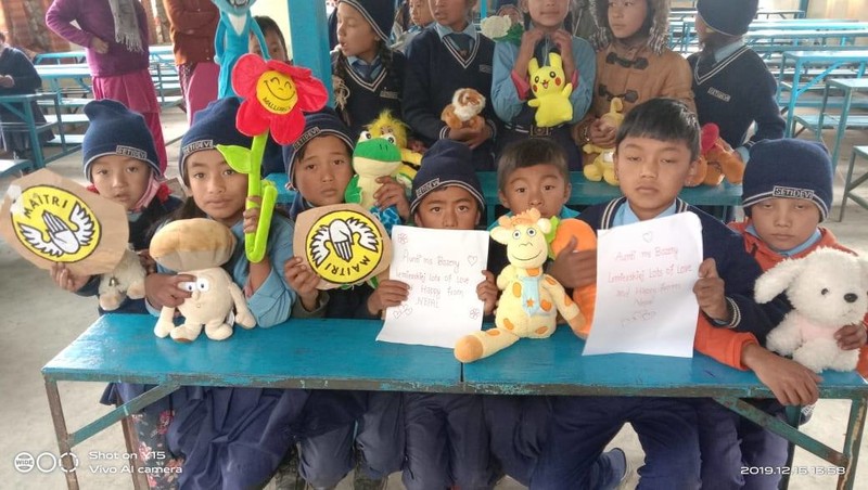 Elbląg, Dzieci z Nepalu dziękują pani Bożenie Lemierskiej i nam wszystkim za maskotki,