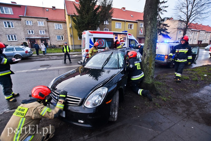 Elbląg, Uderzył w drzewo na ul. Grottgera Elbląg, Uderzył w drzewo na ul. Grottgera