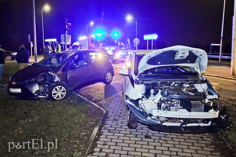 Elbląg, Czołowe zderzenie dwóch toyot na ul. Warszawskiej Elbląg, Czołowe zderzenie dwóch toyot na ul. Warszawskiej