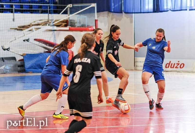 Elbląg, Piłkarki Hanzy (w czarnych strojach) zajęły drugie miejsce w turnieju Hanza Cup