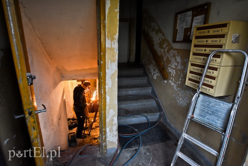 Elbląg, W bloku trwa remont instalacji gazowej Elbląg, W bloku trwa remont instalacji gazowej