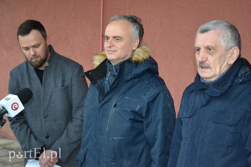 Elbląg, W konferencji pod siedzibą EPEC wzięli udział radni klubu PiS: Piotr Opaczewski, Marek Pruszak i Janusz Hajdukowski Elbląg, W konferencji pod siedzibą EPEC wzięli udział radni klubu PiS: Piotr Opaczewski, Marek Pruszak i Janusz Hajdukowski