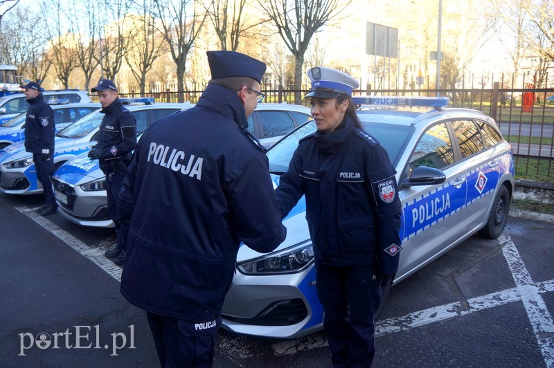 Elbląg, Insp. Robert Muraszko, komendant policji w Elblągu, uroczyście przekazuje samochód asp. Agnieszce Kudosz z Wydziału Ruchu Drogowego