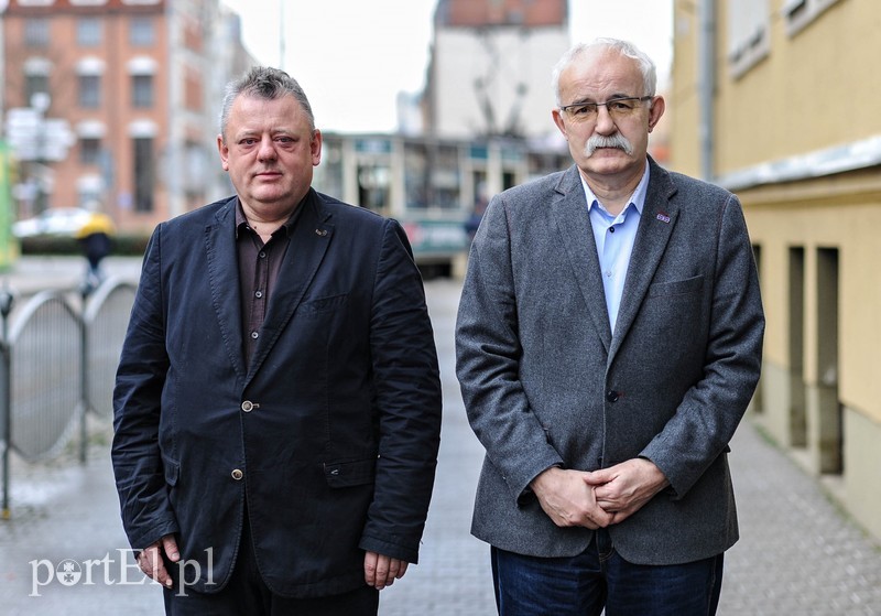 Elbląg, Sędziowie Michał Bober (z lewej) i Jacek Pietrzak zapraszają na spotkanie z prof. Jerzym Zajadło