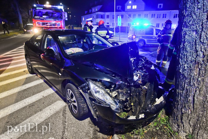 Elbląg, Zasłabł za kierownicą i uderzył w drzewo