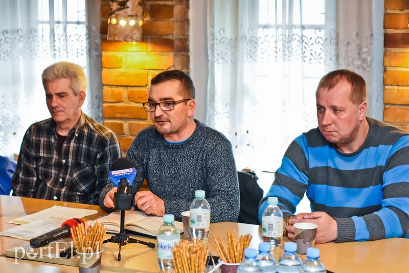 Elbląg, Roman Kluczyk (w środku), przewodniczący związku zawodowego w TE przedstawiał opinię związkowców