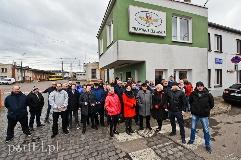 Elbląg, Przed zajezdnią strajkujący spotkali się ze wspierającą ich protest grupą mieszkańców