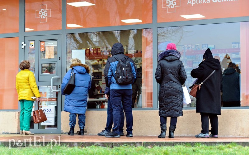 Elbląg, Elblążanie stoją w kolejkach do aptek, które wprowadziły środki ostrożności Elbląg, Elblążanie stoją w kolejkach do aptek, które wprowadziły środki ostrożności