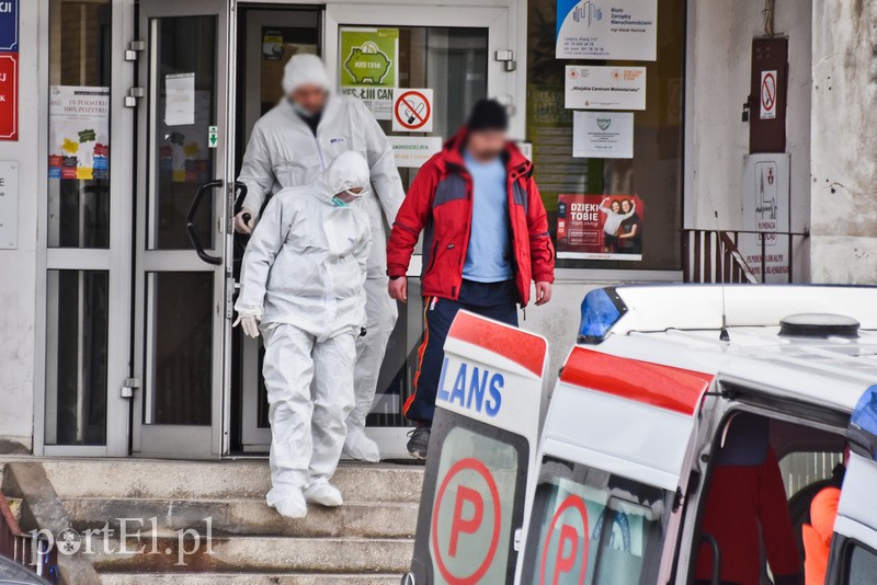 Elbląg, Policjanci ubrani w skafandry ochronne wyprowadzili lokatora z budynku Elbląg, Policjanci ubrani w skafandry ochronne wyprowadzili lokatora z budynku