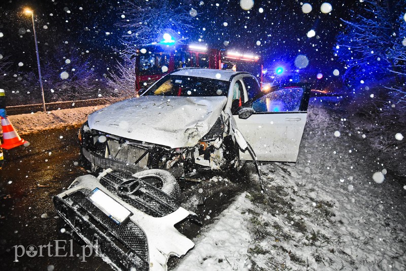 Elbląg, 38-latek uderzył mercedesem w drzewo, miał ponad dwa promile