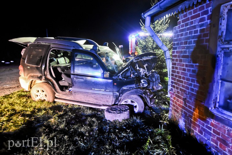 Elbląg, Kierowca jeepa uderzył w dom w Borzynowie
