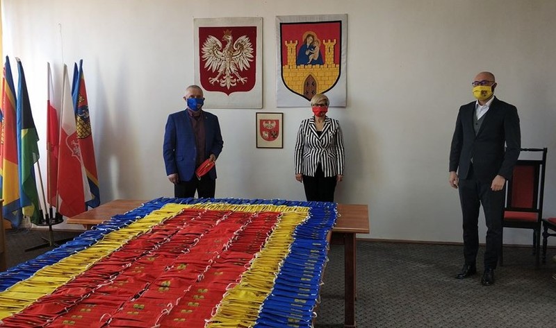 Elbląg, Frombork rozdaje mieszkańcom maseczki z herbem Elbląg, Frombork rozdaje mieszkańcom maseczki z herbem