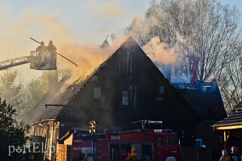 Elbląg, Pożar domu w Wiśniewie, z ogniem walczyło ponad 30 strażaków