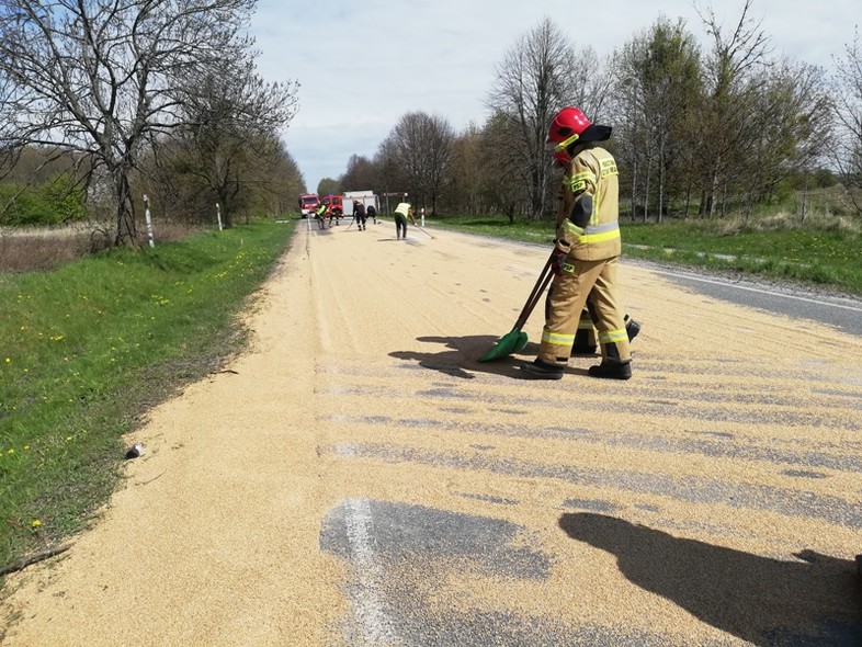 Elbląg, Na drodze krajowej sprzątali rozsypane zboże Elbląg, Na drodze krajowej sprzątali rozsypane zboże