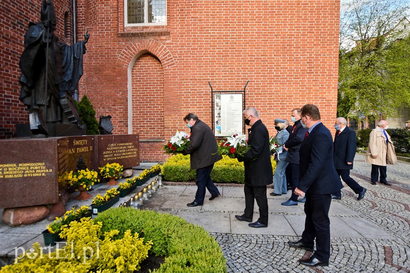 Elbląg, Władze miasta złożyły kwiaty pod pomnikiem św. Jana Pawła II Elbląg, Władze miasta złożyły kwiaty pod pomnikiem św. Jana Pawła II